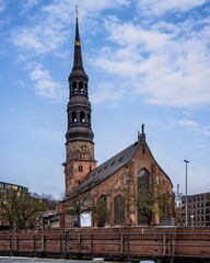 Obraz premium St. Catherine's Church with its iconic spire in Hamburg.
