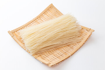 笊に乗ったビーフン　白バック