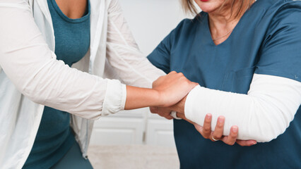 Obraz premium Physio supports Patient Emphasizing Compassion and Understanding in Healthcare