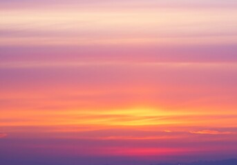 Obraz premium パステルカラーの夕焼け空、水平線、穏やかなグラデーション