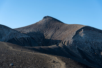 夏の朝の十勝岳