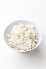 茶碗に盛られた麦ご飯　白バック