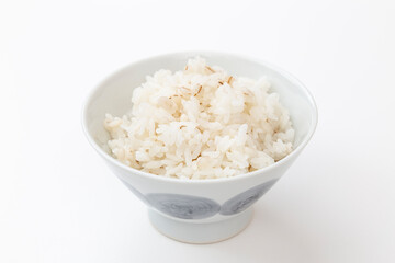 茶碗によそった麦ご飯　白バック
