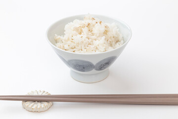 茶碗に入った麦ご飯と箸