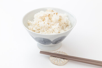 茶碗に入った麦ご飯　白バック