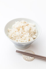 茶碗に入った麦ご飯　白バック