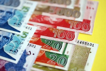 Obraz premium Pakistan rupees banknotes on yellow background. The current Pakistan money bills
