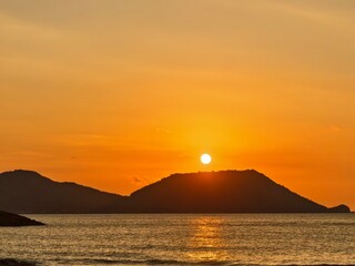 Naklejka premium sunrise over the sea and beach 