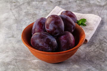 Obraz premium Ripe sweet fresh juicy plums