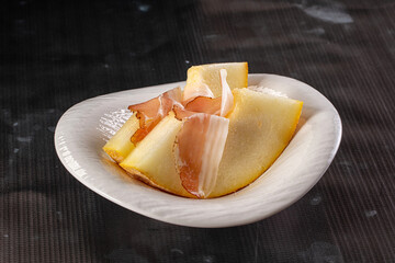 Slised sweet melon with Jamon