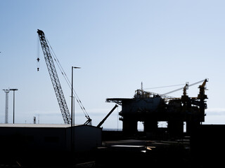 Une plateforme pétrolière en rénovation dans un port