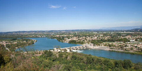 Fototapeta premium Panorama sur la vallée du Rhône près de Tournon sur Rhône avec le barrage de la Roche de Glun