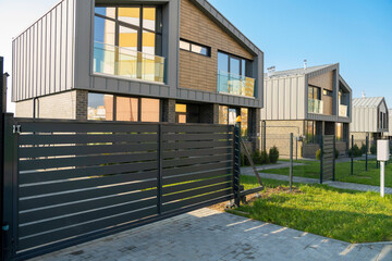 Obraz premium A newly constructed modern townhouse with a private fenced yard