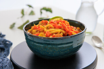 frische asiatische Nudel-Bowl mit frischen Zutaten homemade