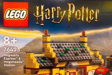Naklejka premium A close-up of a LEGO Harry Potter set box for 