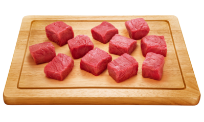 tábua de servir com cubos de carne bovina cru isolado em fundo transparente