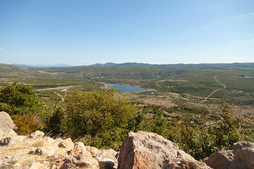 Obraz premium Scenic Lake and Landscape Vista