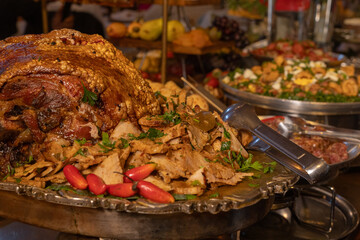 Buffet com delicioso pernil assado