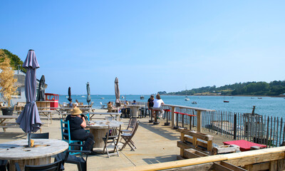 Bar à huîtres au bord de la mer en Bretagne