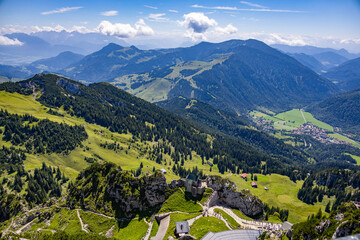 Blick vom Wendelstein-Gipfel auf die Wendelsteinkirche und den Alpenhauptkamm in der Ferne. Einzigartige Panorama-Aussicht im Mangfallgebirge, Bayern.