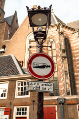 Amsterdam street sign prohibiting alcohol near historic buildings