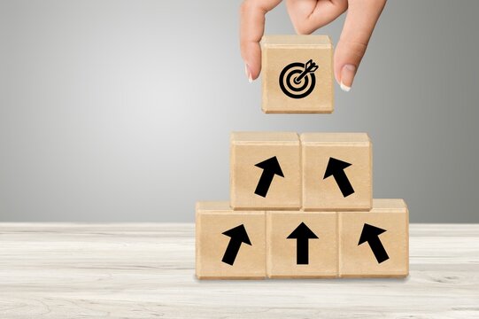 The image of target and arrows on wooden cubes