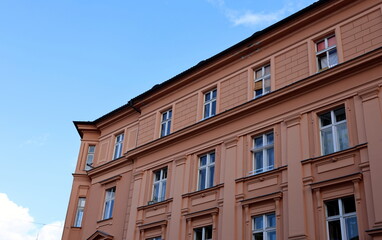 Fototapeta premium Leuchtend orange Altbaufassade in Ljubliana