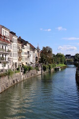 Naklejka premium Die Ljubljanica durch Ljubliana im Sommer