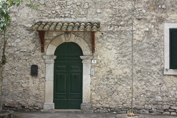 Obraz premium old door in a stone wall