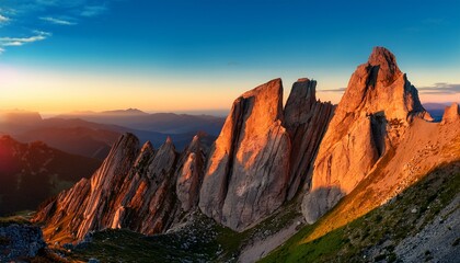 Obraz premium sunlit rock formations in a scenic mountain landscape at sunset or sunrise