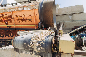 Gravel falling on conveyor belt at concrete production plant