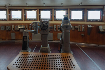 Navigational bridge and control device on old icebreaker ship © Mulderphoto