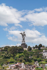 Vista de la colina del Panecillo y la emblemática escultura de la Virgen de Quito, ubicada en la provincia de Pichincha, Ecuador.