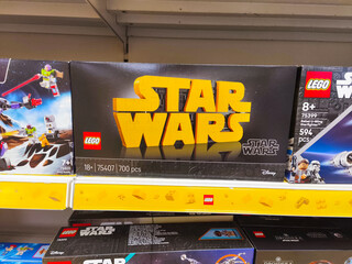 Fototapeta premium Potsdam, Germany - August 30, 2025: LEGO Star Wars building set displayed on store shelf, featuring iconic characters and spacecraft, perfect for fans and collectors of all ages