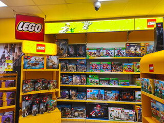 Naklejka premium Potsdam, Germany - August 30, 2025: LEGO toy store display featuring colorful building sets on shelves, showcasing various themes and characters in a vibrant retail environment