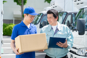 運送会社のマネージャーと相談するドライバー