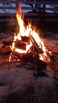 Pequena fogueira em ambiente rural ao cair da noite