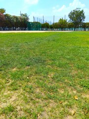 真夏の猛暑日の誰もいない野球場風景