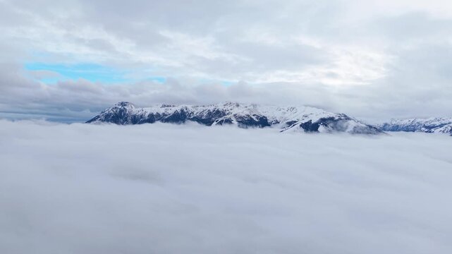 Nubes, Cielo, Ed&eacute;n, paraiso y monta&ntilde;as. Vista del Cielo sobre las nubes, de fondo las monta&ntilde;as. Turismo. Sagrado. Bariloche, Patagonia. Argentina. 