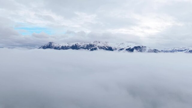 Nubes, Cielo, Ed&eacute;n, paraiso y monta&ntilde;as. Vista del Cielo sobre las nubes, de fondo las monta&ntilde;as. Turismo. Sagrado. Bariloche, Patagonia. Argentina. 