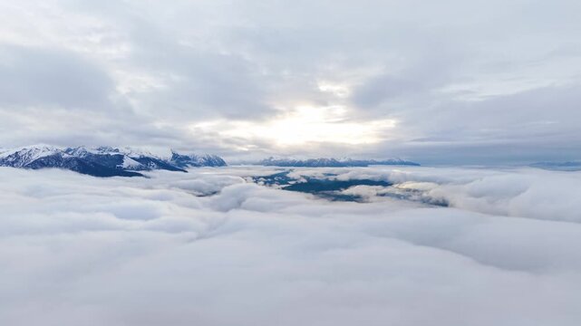 Nubes, Cielo, Ed&eacute;n, paraiso y monta&ntilde;as. Vista del Cielo sobre las nubes, de fondo las monta&ntilde;as. Turismo. Sagrado. Bariloche, Patagonia. Argentina. 