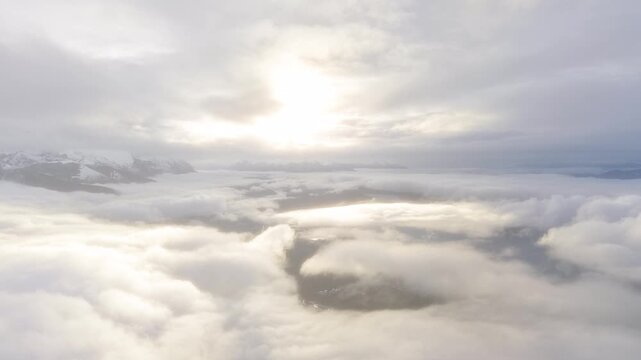Nubes, Cielo, Ed&eacute;n, paraiso y monta&ntilde;as. Vista del Cielo sobre las nubes, de fondo las monta&ntilde;as. Turismo. Sagrado. Bariloche, Patagonia. Argentina. 
