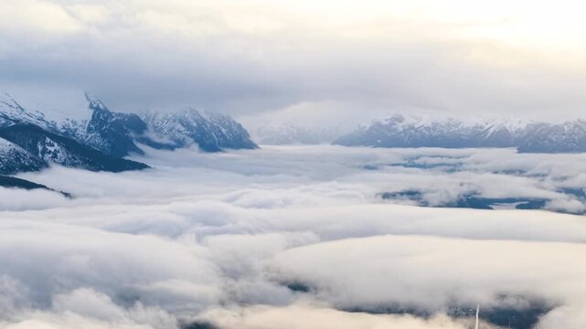 Nubes, Cielo, Ed&eacute;n, paraiso y monta&ntilde;as. Vista del Cielo sobre las nubes, de fondo las monta&ntilde;as. Turismo. Sagrado. Bariloche, Patagonia. Argentina. 