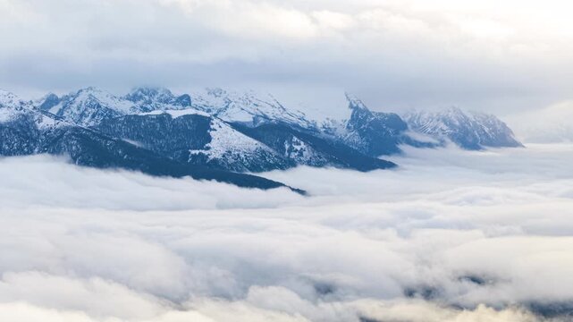 Nubes, Cielo, Ed&eacute;n, paraiso y monta&ntilde;as. Vista del Cielo sobre las nubes, de fondo las monta&ntilde;as. Turismo. Sagrado. Bariloche, Patagonia. Argentina. 