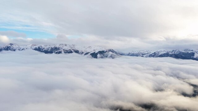 Nubes, Cielo, Ed&eacute;n, paraiso y monta&ntilde;as. Vista del Cielo sobre las nubes, de fondo las monta&ntilde;as. Turismo. Sagrado. Bariloche, Patagonia. Argentina. 