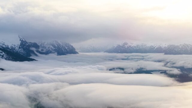 Nubes, Cielo, Ed&eacute;n, paraiso y monta&ntilde;as. Vista del Cielo sobre las nubes, de fondo las monta&ntilde;as. Turismo. Sagrado. Bariloche, Patagonia. Argentina. 