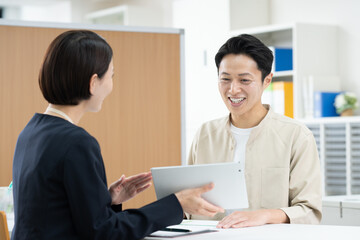 Obraz premium プランナーに相談するミドルの男性