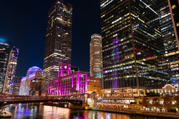 Obraz premium Night in Chicago city downtown. Skyscraper architecture. Chicago city cityscape. Cityscape night with skyscraper building. Skyline architecture. Chicago city with illuminated building. Urban lights