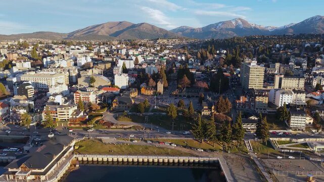 Centro C&iacute;vico de Bariloche al Atardecer - Arquitectura de Madera y Piedra con Plaza y Bandera - Emblem&aacute;tico Punto de Encuentro en la Patagonia Argentina