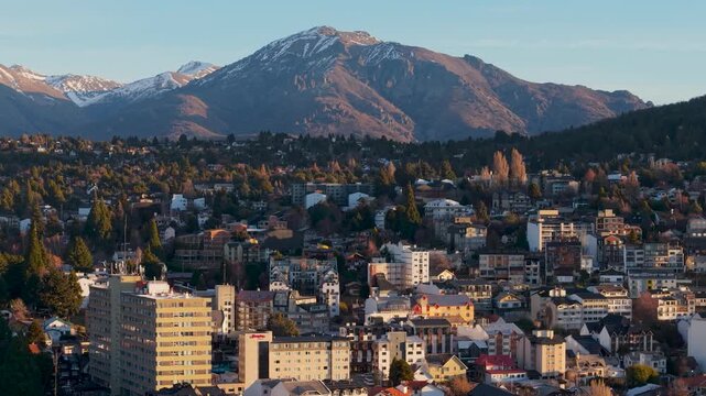 Centro C&iacute;vico de Bariloche al Atardecer - Arquitectura de Madera y Piedra con Plaza y Bandera - Emblem&aacute;tico Punto de Encuentro en la Patagonia Argentina